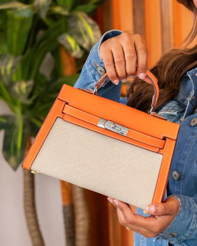 شنطة صغيرة باللون البرتقالي