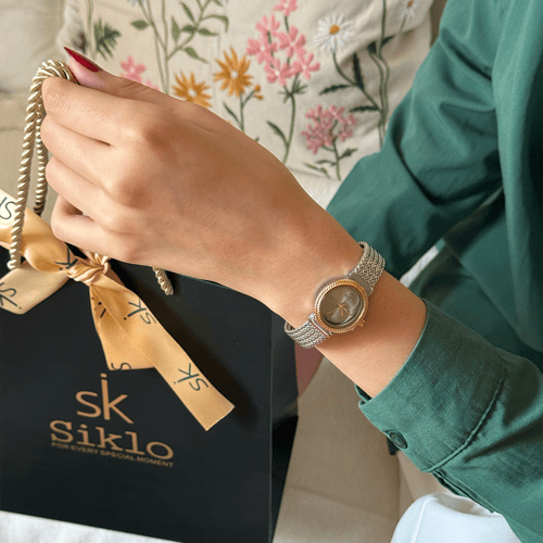 ساعة نسائية باللون المكس