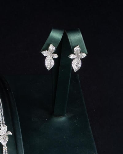 طقم يمنحك ملمسًا فريدًا ومظهرًا استثنائيًا.