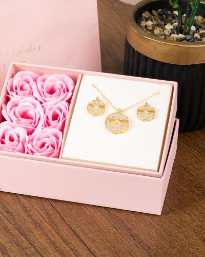 طقم الحضور الملفت يبدأ بإختيار اكسسوار مميز