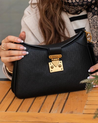 شنطة باللون الاسود حجم وسط