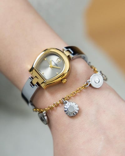 ساعة بتصميم مبتكر باللون المكس الأبيض