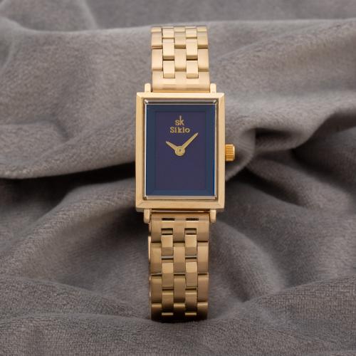 ساعة نسائية باللون الذهبي كحلي