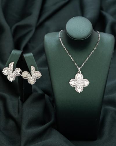 طقم لإطلالتك في المناسبات يجذب الأنظار اليك