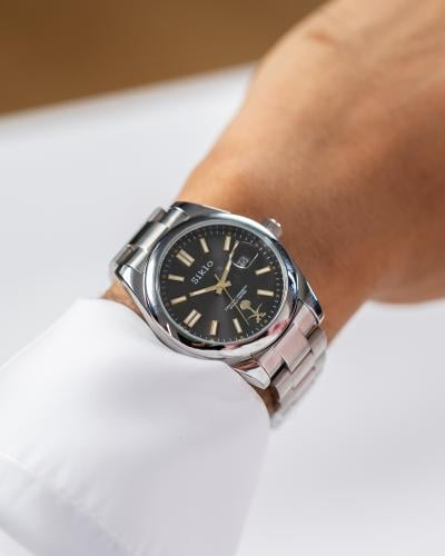 ساعة كلاسيك باللون الفضي ميناء اسود