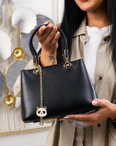 شنطة حجم وسط تصميم ملفت باللون الاسود