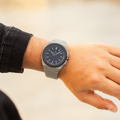 ساعة كربون تتميز بخفتها باللون الرصاصي و تفاصيلها...