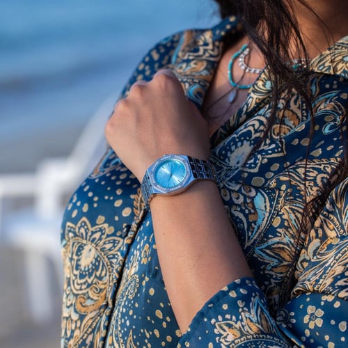 ساعة نسائية باللون الفضي