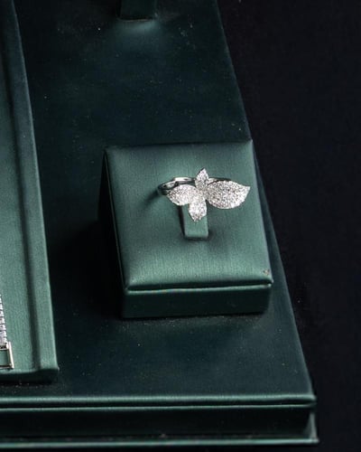 طقم يمنحك ملمسًا فريدًا ومظهرًا استثنائيًا.