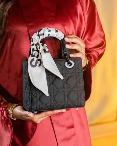 ثمينة صغيره باللون الاسود