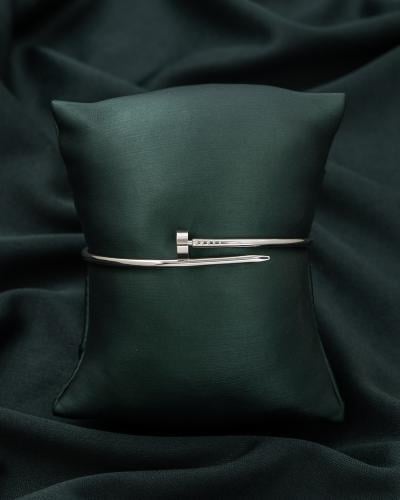 اسوارة مسمار نسائية باللون الفضي