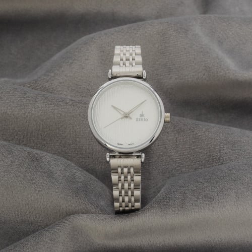 ساعة نسائية باللون الفضي