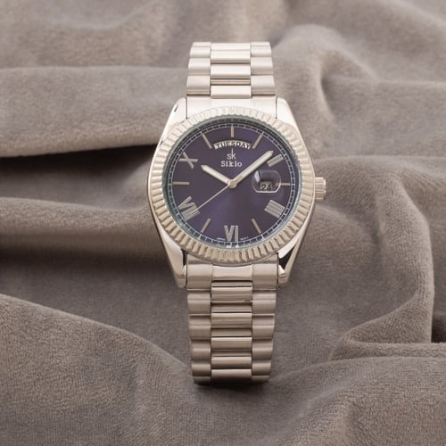 ساعة بميناء باللون الكحلي يتميز بتفاصيله الملفتة و...