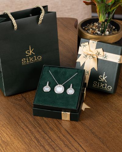 طقم كصفحة من ضوء القمر الساطع