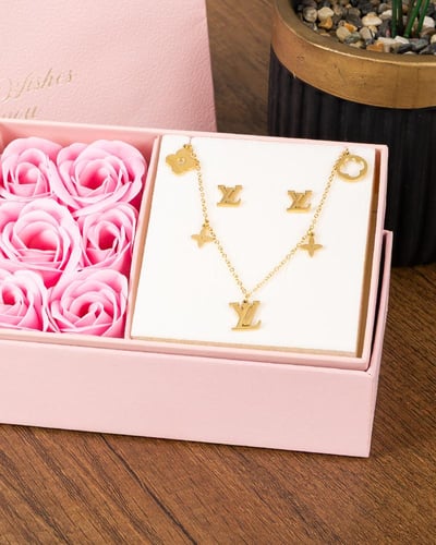 طقم بتصميم رفيع وانسيابي يُبرز جمال العنق