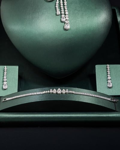 طقم سهرات يعكس حقيقيًا لأسلوب حياتك