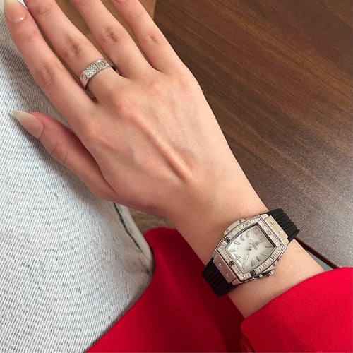 ساعة نسائية ربل فصوص بياجيت باللون الأسود ميناء اب...