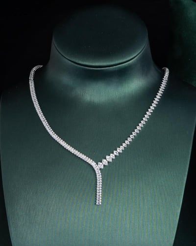 طقم بتفاصيل متميزه وانيقه فضي