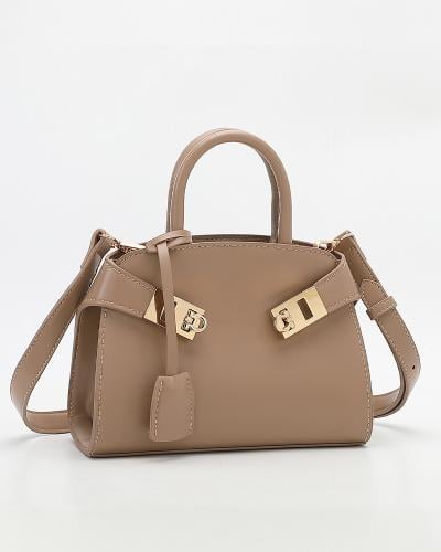 شنطة صغيره باللون البيج غامق