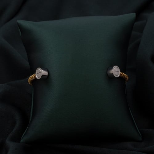 اسوارة نسائية باللون الذهبي