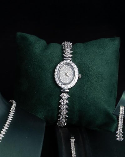 طقم بتفاصيل متميزه وانيقه فضي