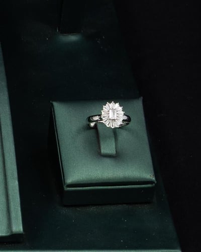 يتميز الطقم بلمعانه الراقي وتفاصيله الأنيقة