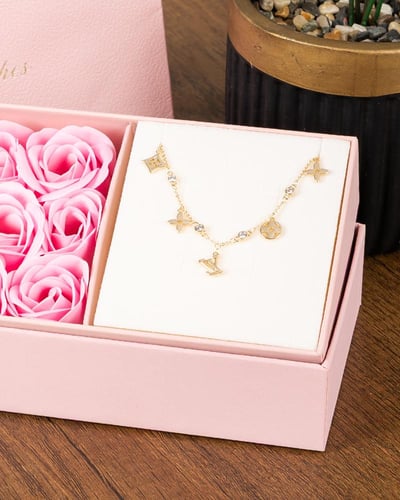 تعليقة نسائية تصميم يعكس جمالك