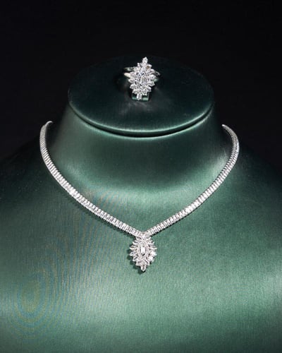 طقم نسائي ناعم زركون فريد بلون فضي