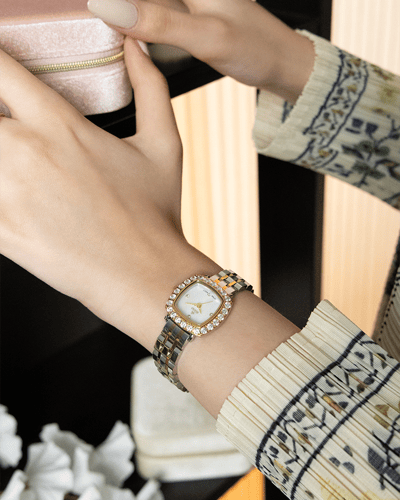 ساعة نسائية باللون المكس