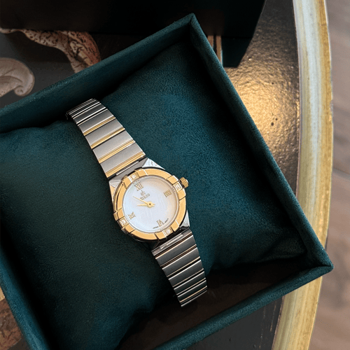 ساعة لامعة باللون المكس