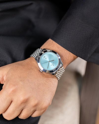 ساعة فريدة صممناها بتصميم سعودي فضي ميناء تيفاني