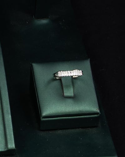 بتصميم عصري يدمج البساطة مع الأناقة