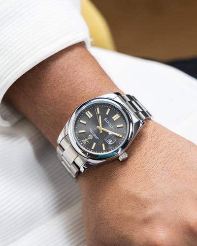 ساعة كلاسيك باللون الفضي ميناء اسود