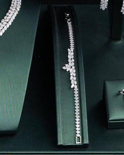 يتحلى هذا الطقم الخلاب بآلية مبتكرة من الاحجار الا...