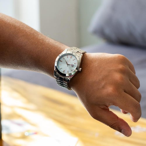 كل رجل عصري يهتم بتفاصيل إطلالته وتفرده لحضور ملفت...