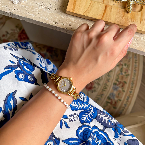 ساعة باللون الذهبي ميناء رصاصي