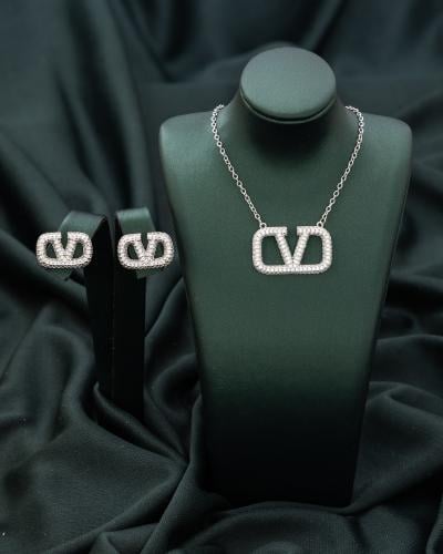 طقم لإطلالتك في المناسبات يجذب الأنظار اليك