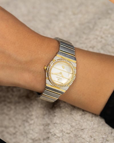 ساعة نسائية تتلألأ كنجومٍ في السماء باللون المكس ا...