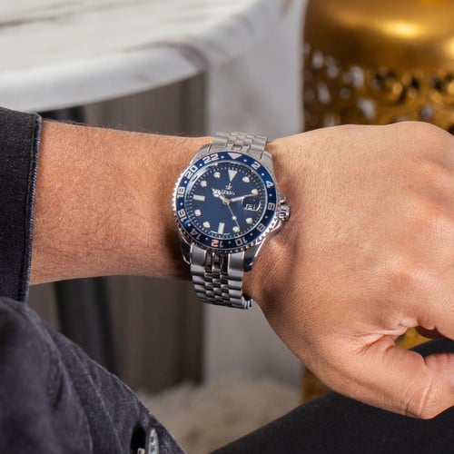 ساعة استيل باللون الفضي..