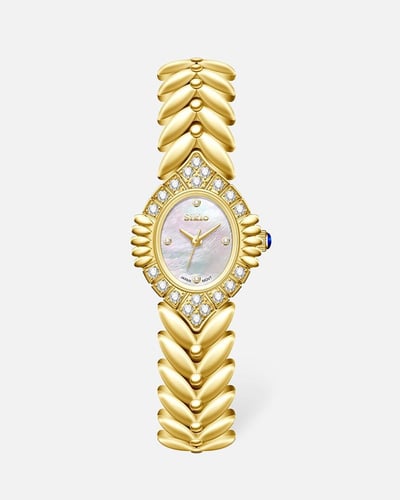 ساعة صُممت لتكون قطعة مجوهرات باللون الذهبي