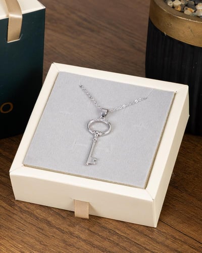 ترمز هذه التعليقه الأنيقه إلى الحب البدي