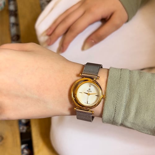 ساعة نسائية حصير باللونين الذهبي والفضي ميناء ابيض