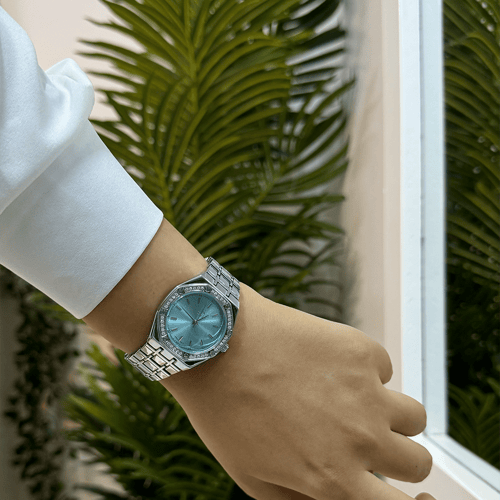 ساعة نسائية باللون الفضي