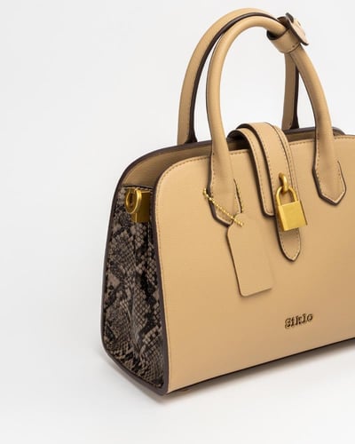 شنطة بلون البني الفاتح حجم وسط