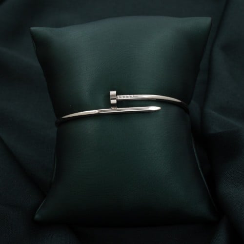 اسوارة نسائية باللون الفضي..