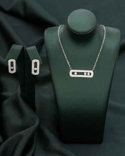 طقم ناعم يشمل قلادة أنيقة و زوجًا متحفظًا من الحلق