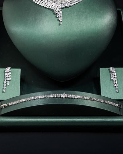 طقم سهرات يعكس حقيقيًا لأسلوب حياتك