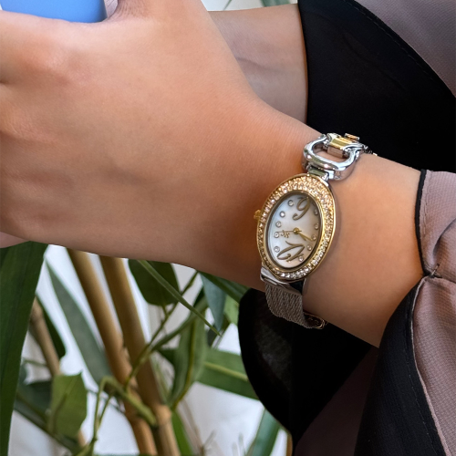 ساعة تجسد معنى الحقيقي للسحر والتميز باللون الذهبي...