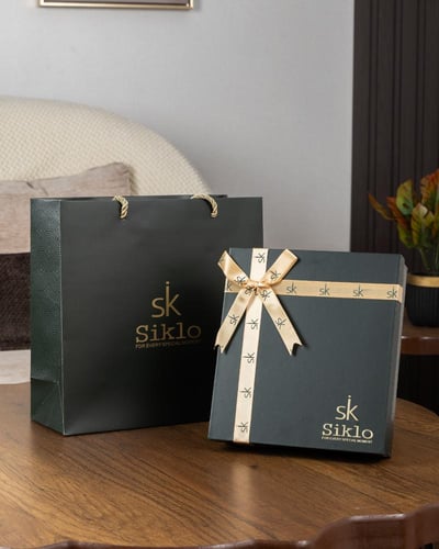 يتحلى هذا الطقم الخلاب بآلية مبتكرة من الاحجار الا...