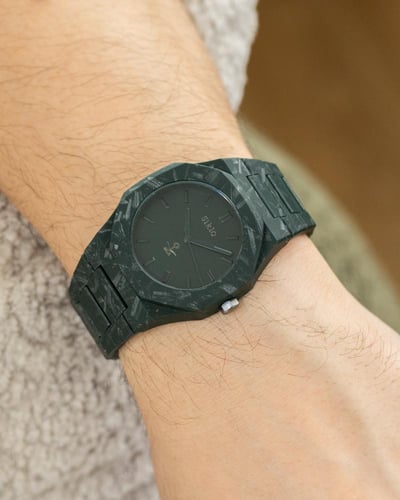 ساعة كربون باللون الاخضر